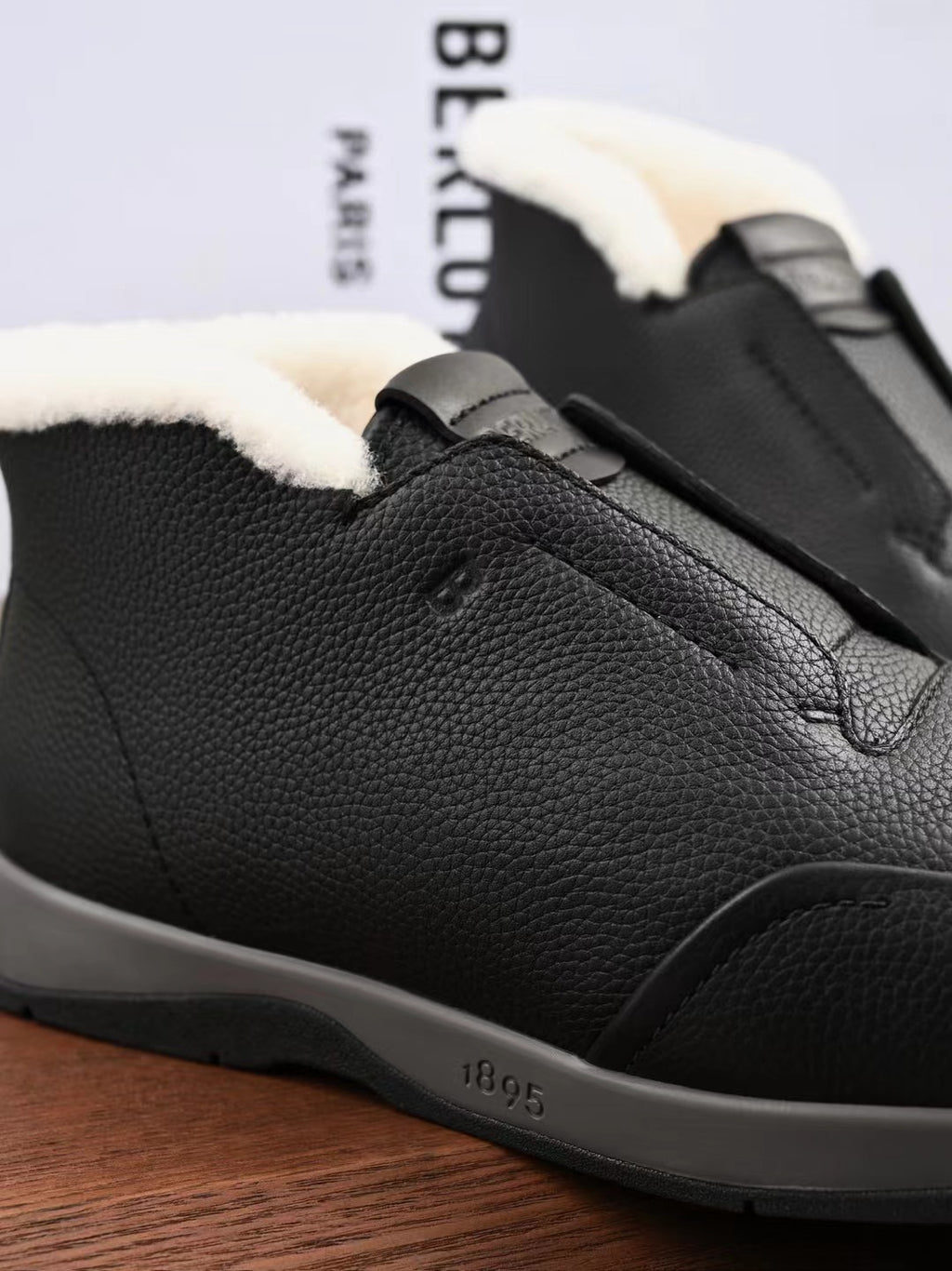 Berluti – Luxurioese Winter Slipper aus Leder mit Lammfellfutter in Schwarz