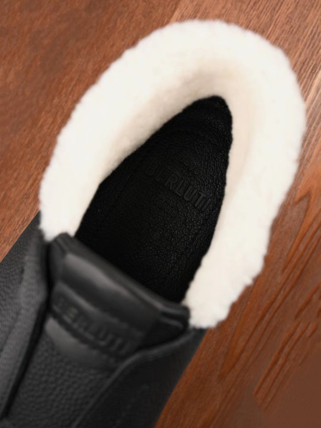 Berluti – Luxurioese Winter Slipper aus Leder mit Lammfellfutter in Schwarz