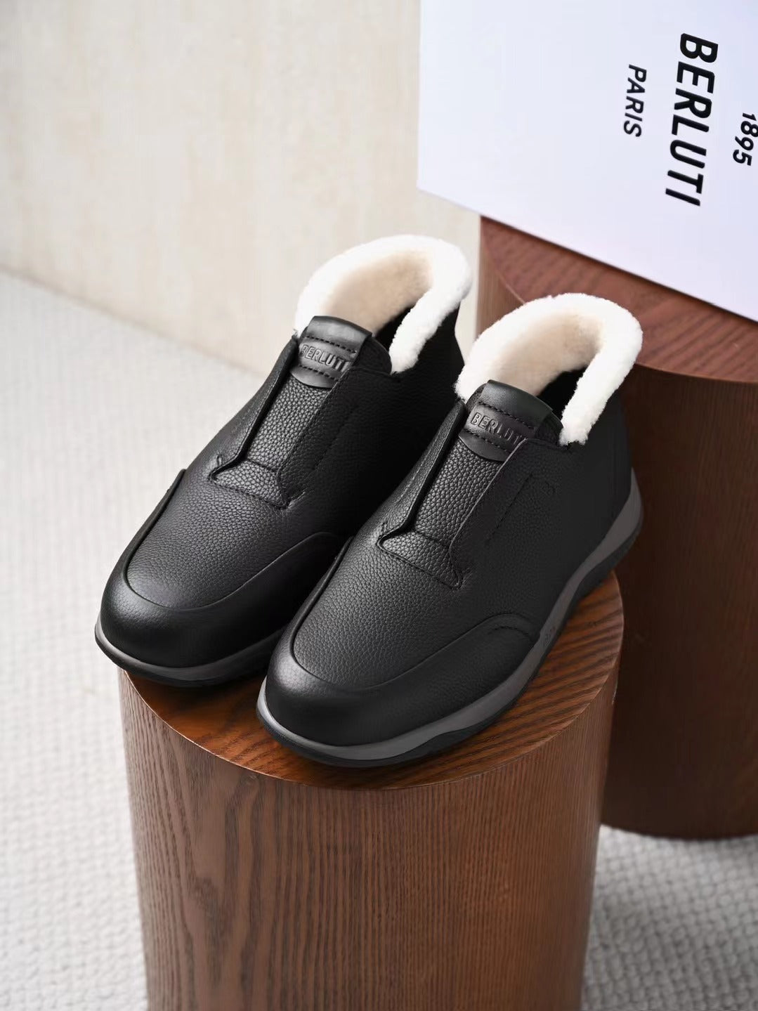 Berluti – Luxurioese Winter Slipper aus Leder mit Lammfellfutter in Schwarz