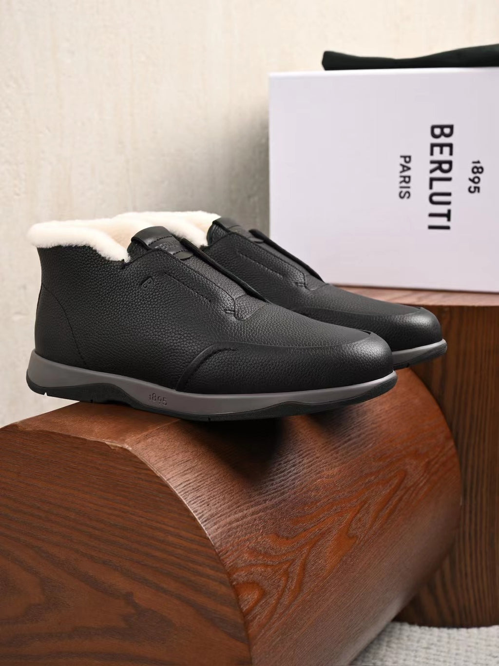 Berluti – Luxurioese Winter Slipper aus Leder mit Lammfellfutter in Schwarz
