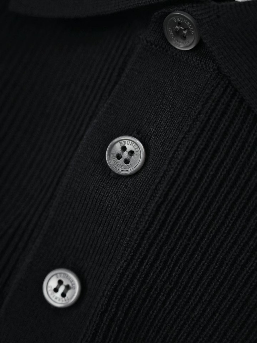 Brunello Cucinelli – Luxurioeses Strick Poloshirt in Schwarz aus feiner Baumwolle