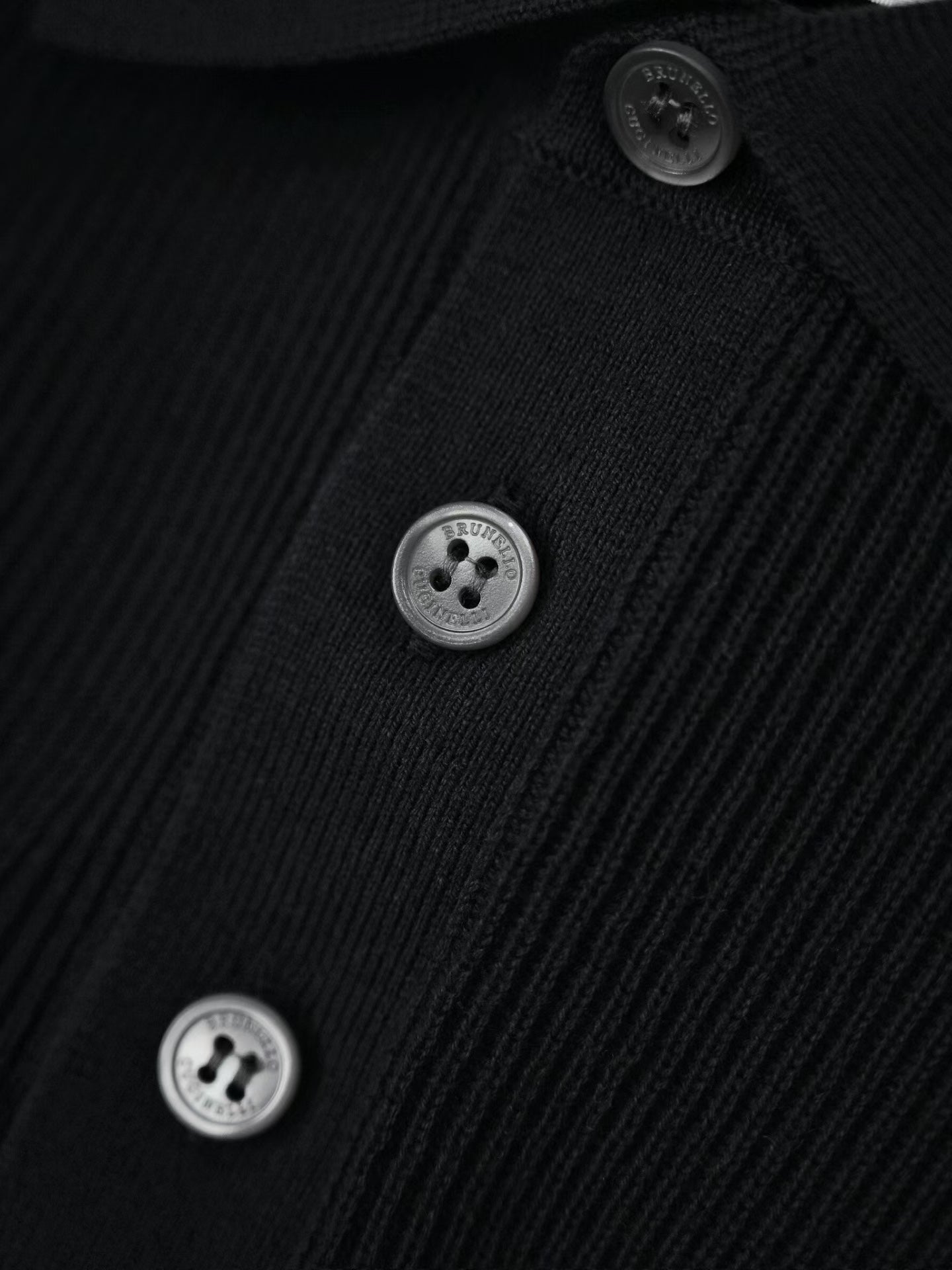 Brunello Cucinelli – Luxurioeses Strick Poloshirt in Schwarz aus feiner Baumwolle