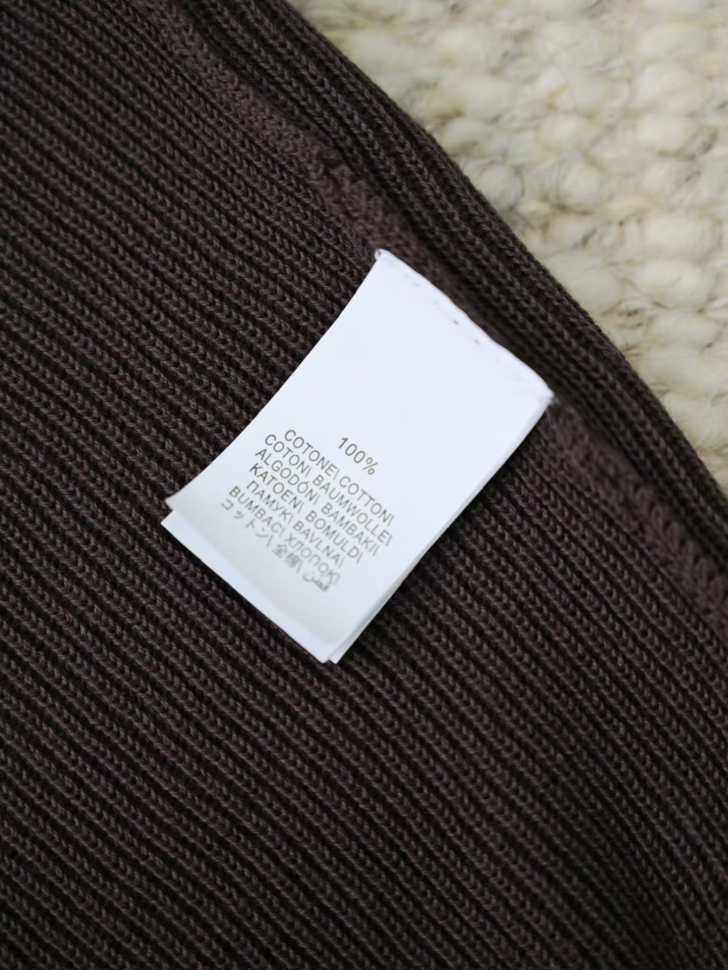 Brunello Cucinelli – Edles Strick Poloshirt in Dunkelbraun aus feiner Baumwolle