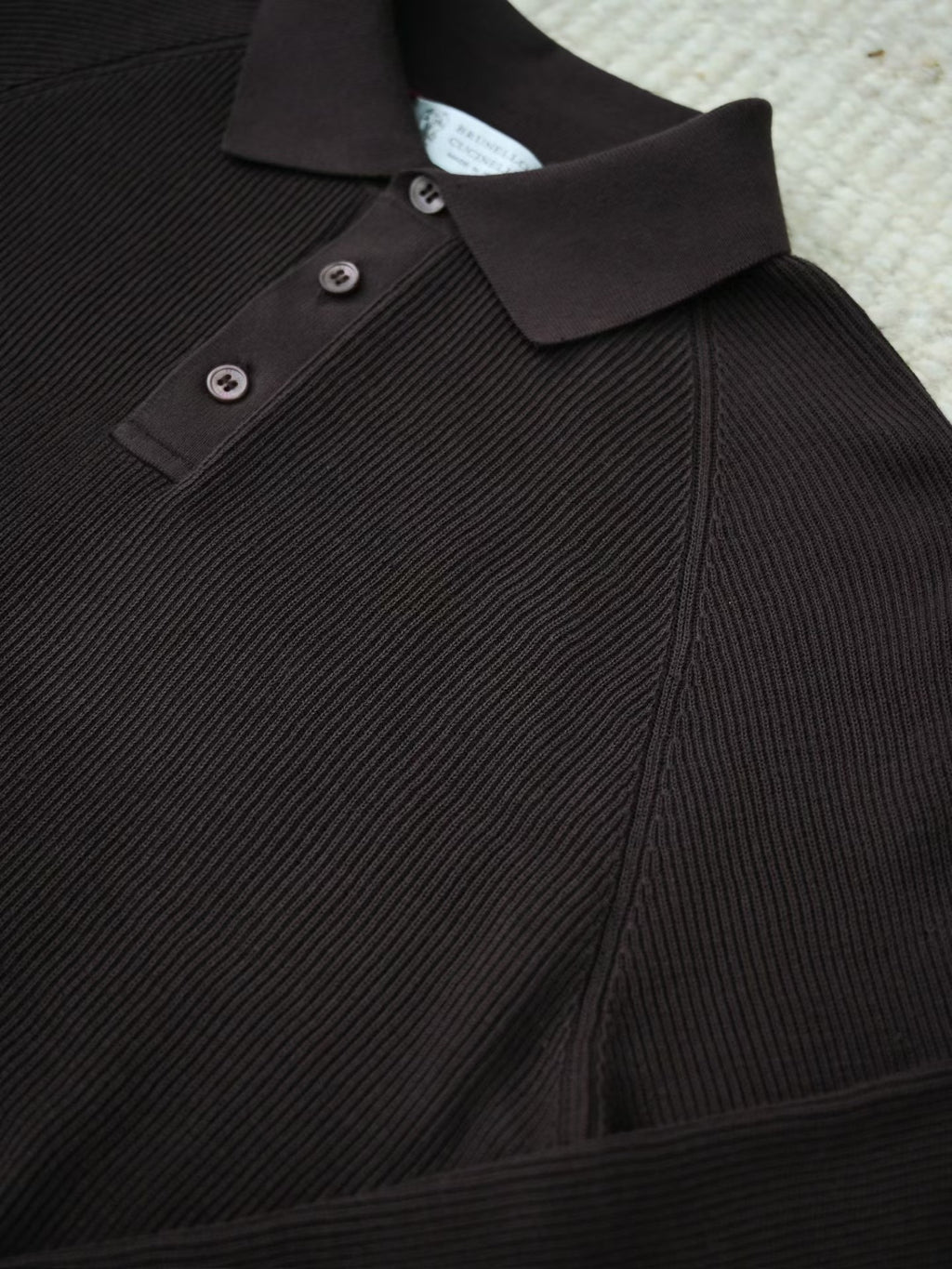 Brunello Cucinelli – Edles Strick Poloshirt in Dunkelbraun aus feiner Baumwolle