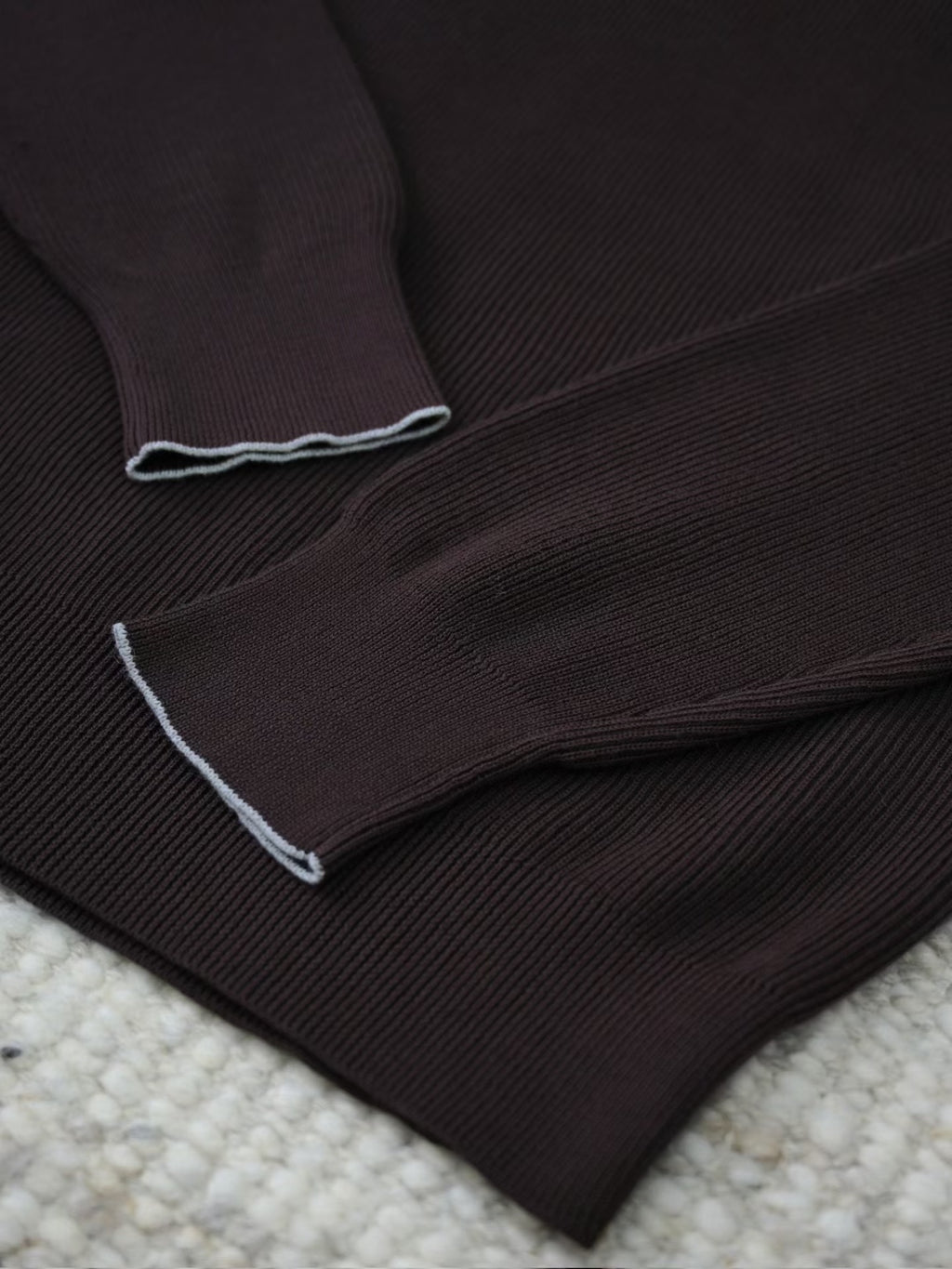 Brunello Cucinelli – Edles Strick Poloshirt in Dunkelbraun aus feiner Baumwolle