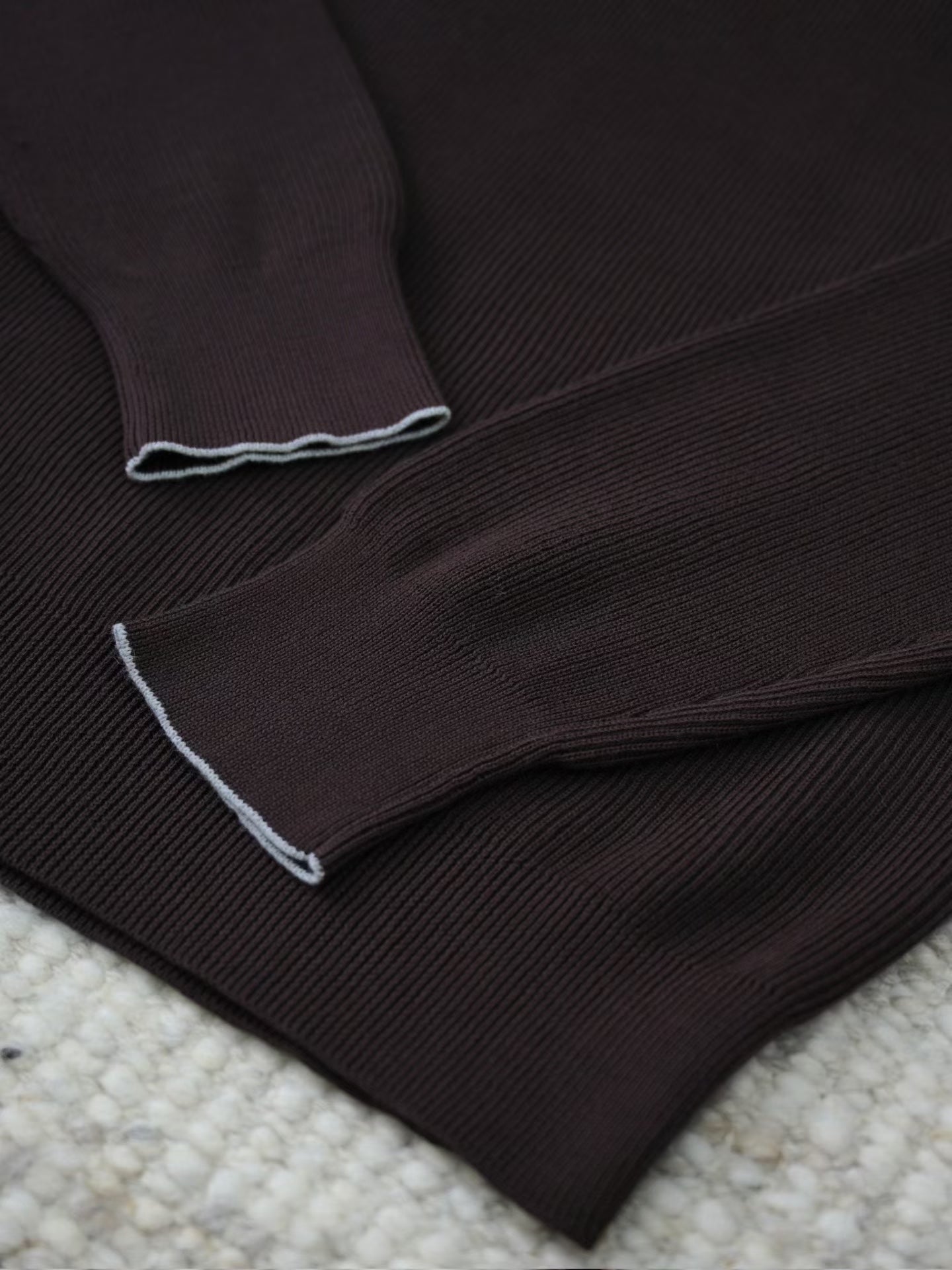 Brunello Cucinelli – Edles Strick Poloshirt in Dunkelbraun aus feiner Baumwolle