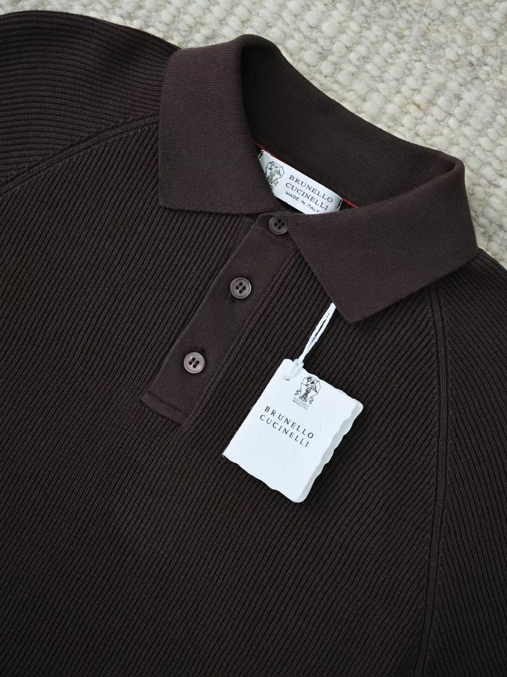 Brunello Cucinelli – Edles Strick Poloshirt in Dunkelbraun aus feiner Baumwolle