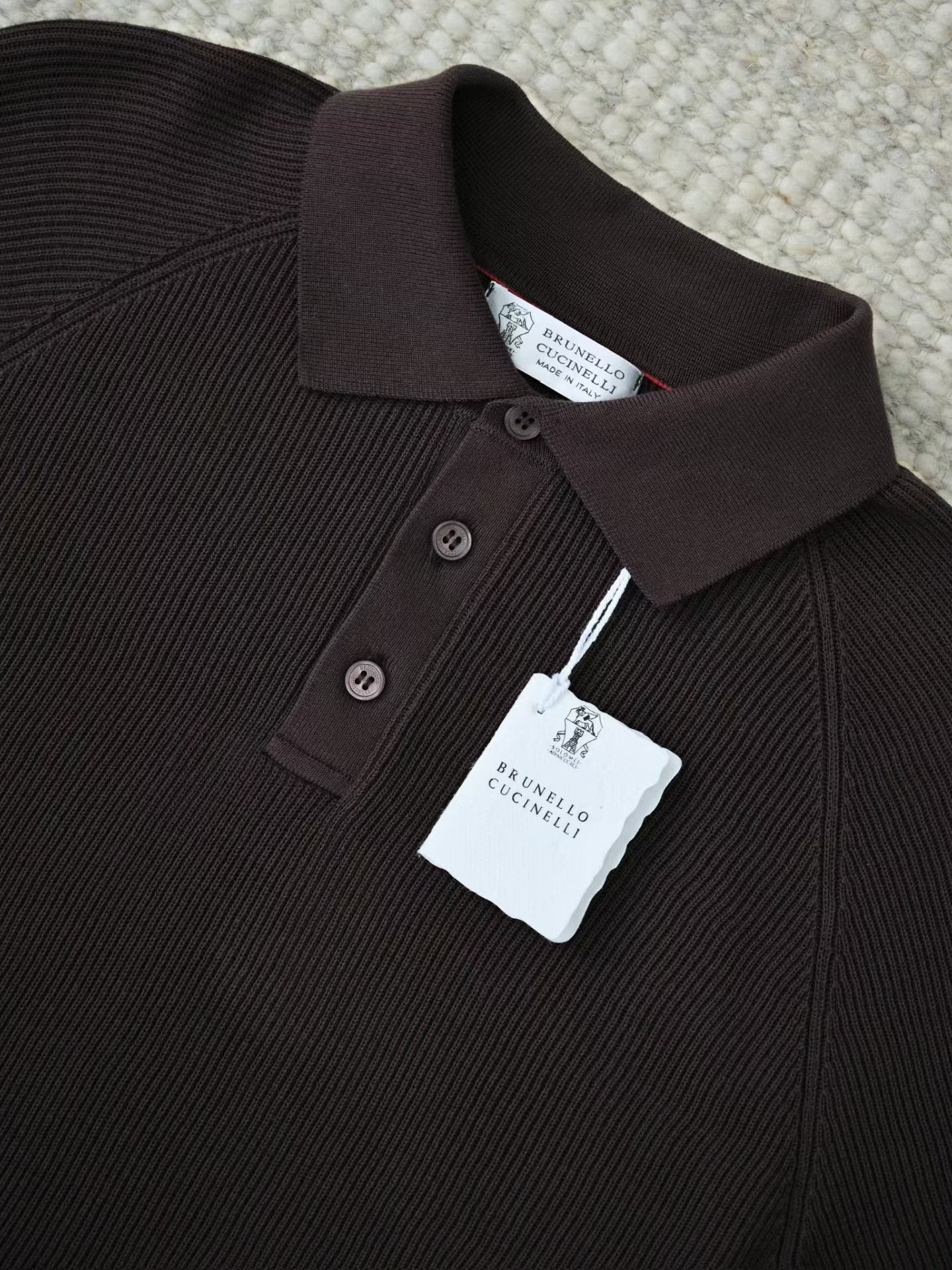Brunello Cucinelli – Edles Strick Poloshirt in Dunkelbraun aus feiner Baumwolle
