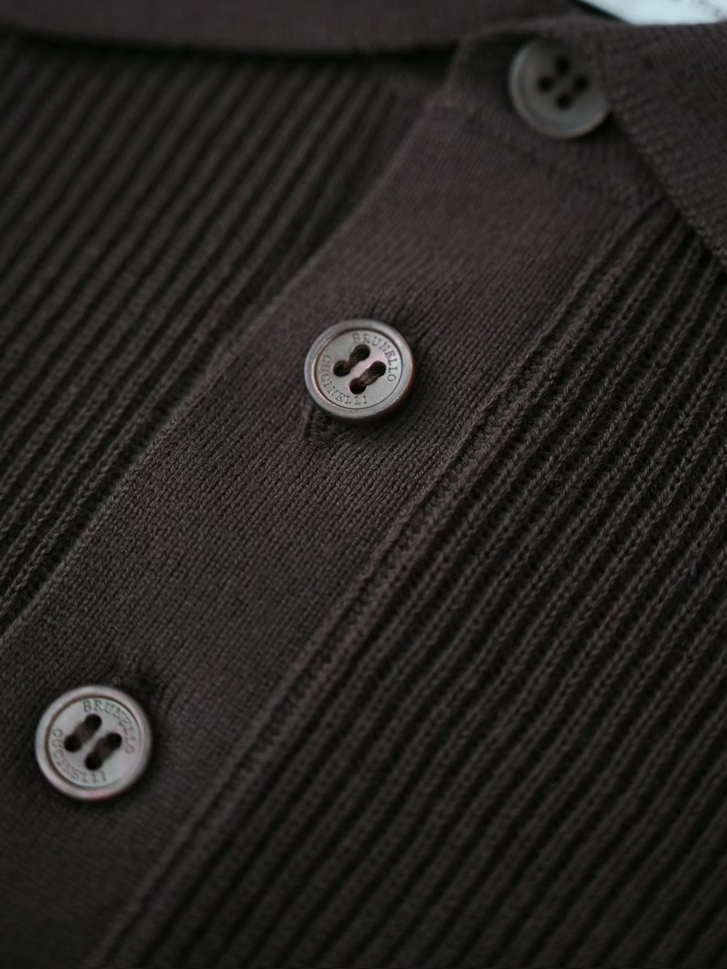 Brunello Cucinelli – Edles Strick Poloshirt in Dunkelbraun aus feiner Baumwolle