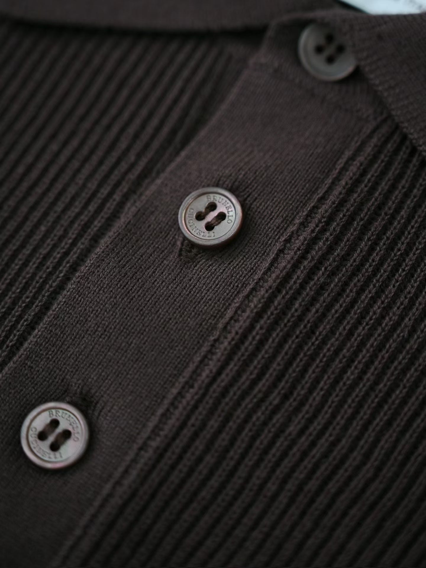 Brunello Cucinelli – Edles Strick Poloshirt in Dunkelbraun aus feiner Baumwolle
