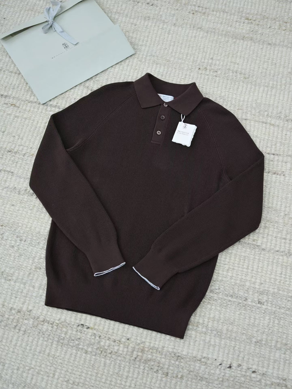 Brunello Cucinelli – Edles Strick Poloshirt in Dunkelbraun aus feiner Baumwolle