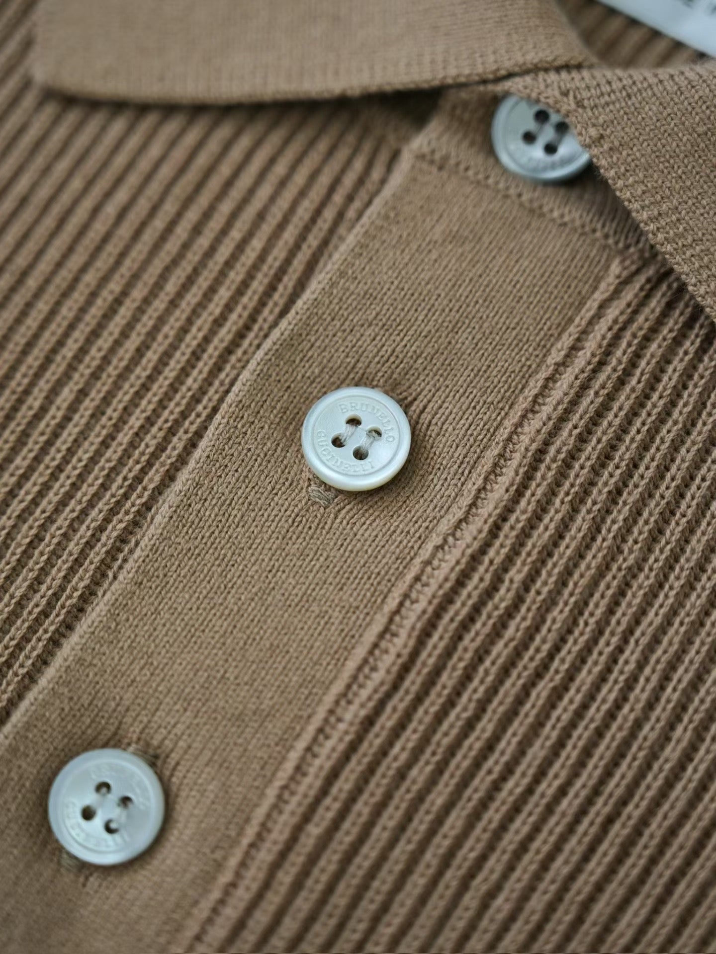 Brunello Cucinelli – Luxurioeses Strick Poloshirt in Camel aus feiner Baumwolle