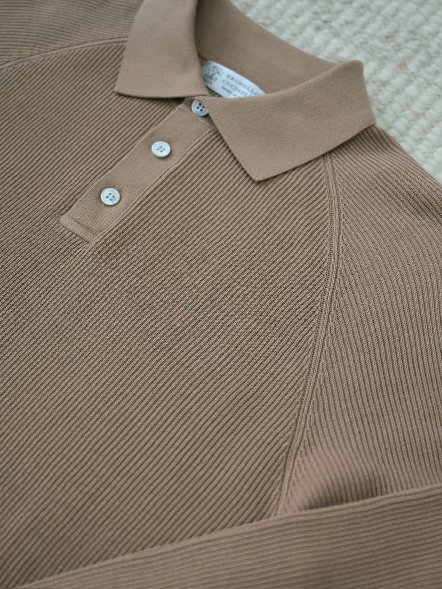 Brunello Cucinelli – Luxurioeses Strick Poloshirt in Camel aus feiner Baumwolle
