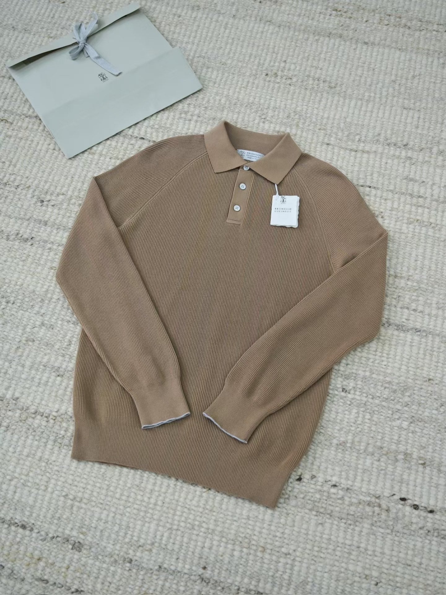 Brunello Cucinelli – Luxurioeses Strick Poloshirt in Camel aus feiner Baumwolle