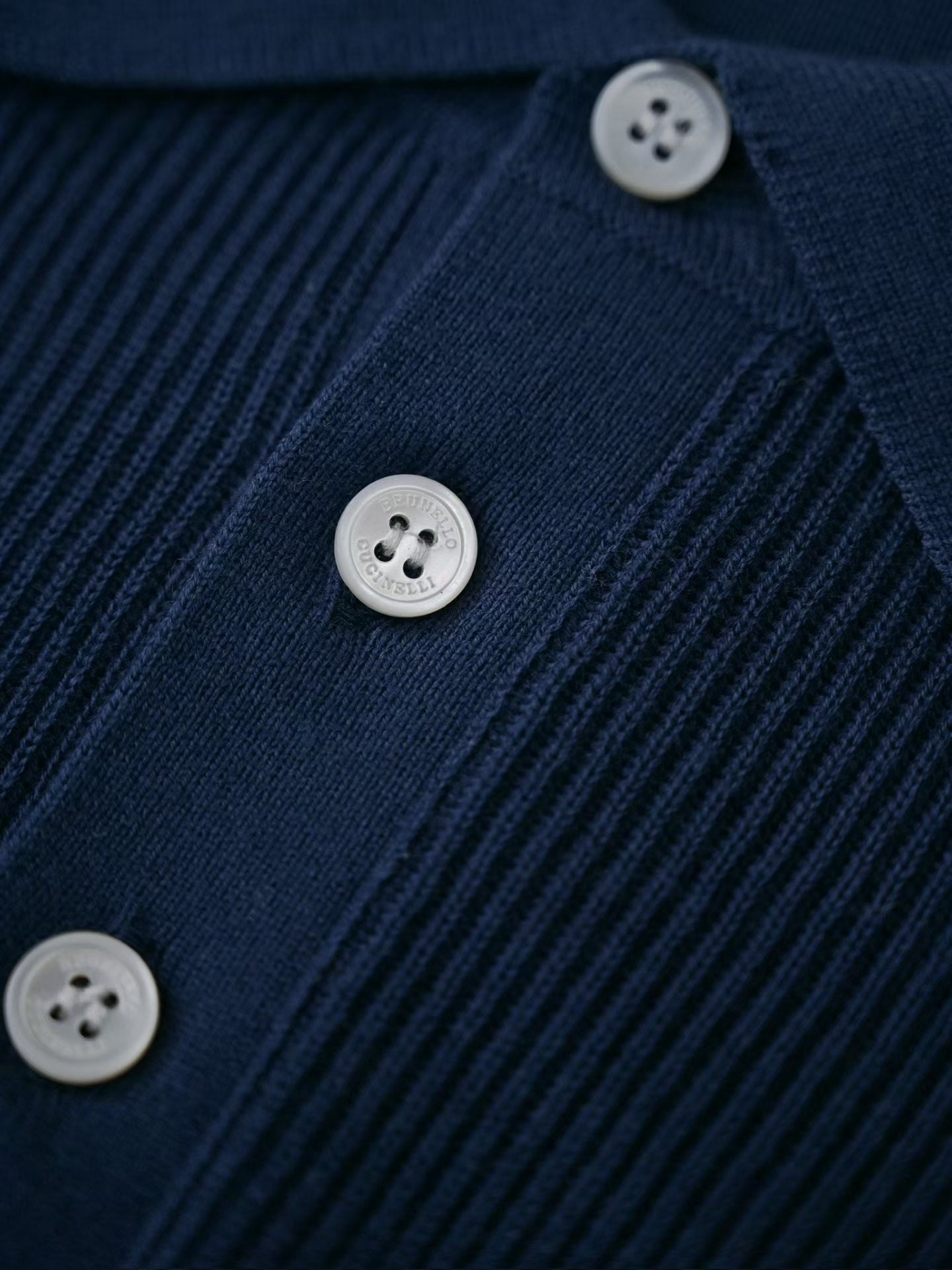 Brunello Cucinelli – Luxurioeses Strick Poloshirt in Dunkelblau aus feiner Baumwolle