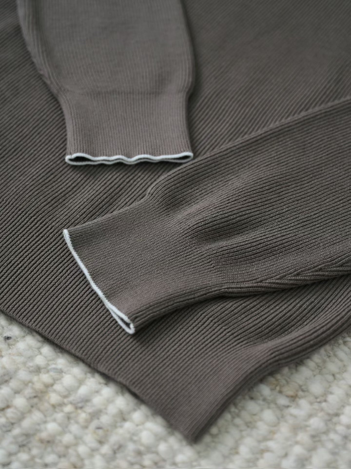 Brunello Cucinelli – Edles Strick Poloshirt in Braun/Schlamm aus feiner Baumwolle