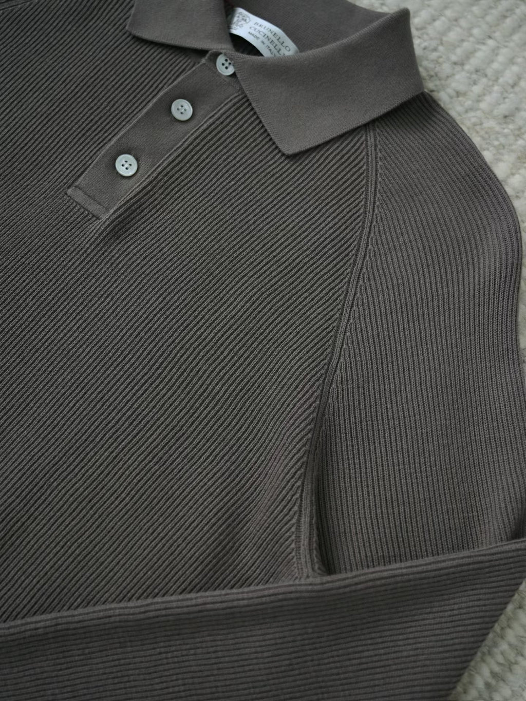 Brunello Cucinelli – Edles Strick Poloshirt in Braun/Schlamm aus feiner Baumwolle