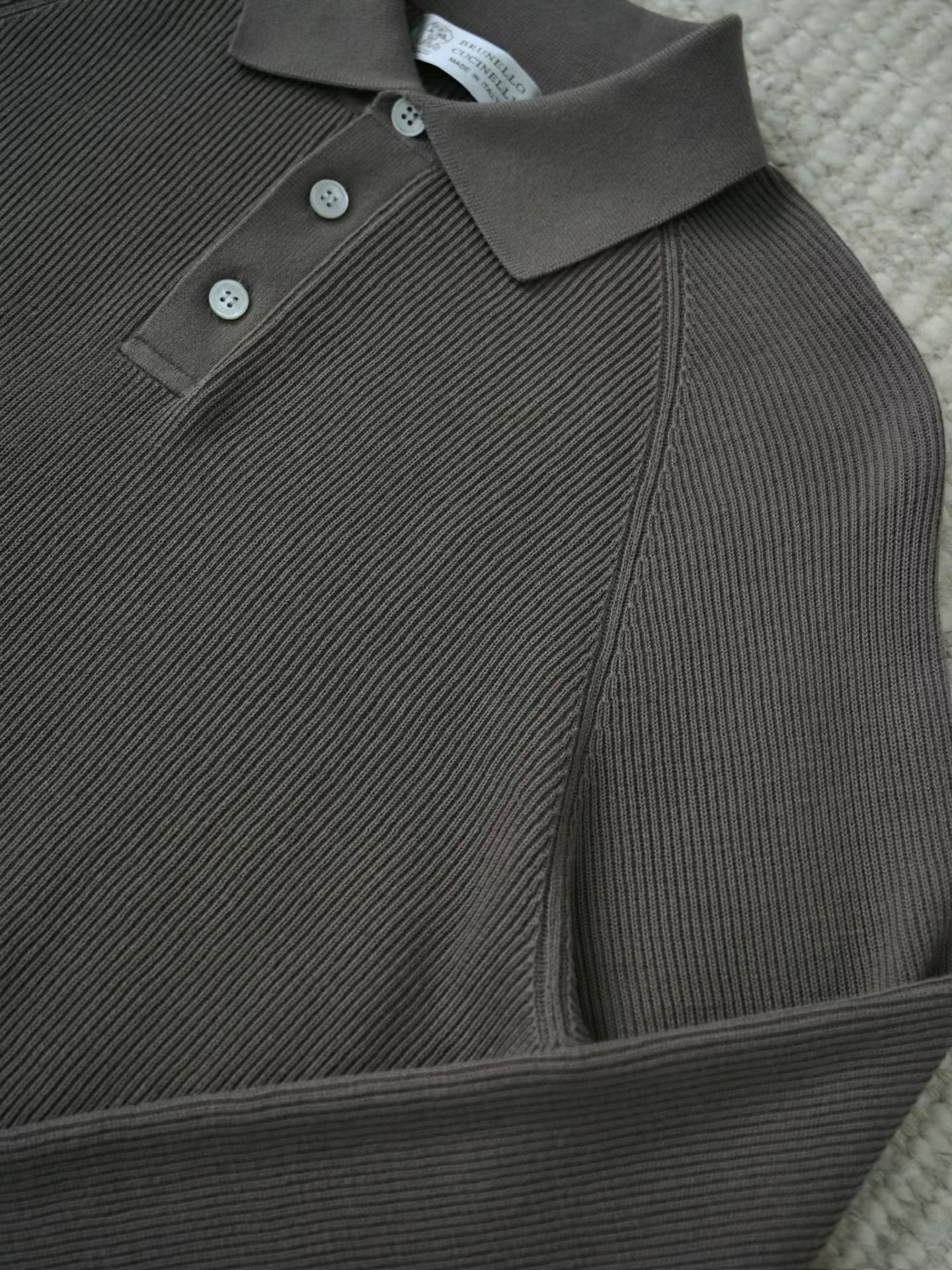 Brunello Cucinelli – Edles Strick Poloshirt in Braun/Schlamm aus feiner Baumwolle