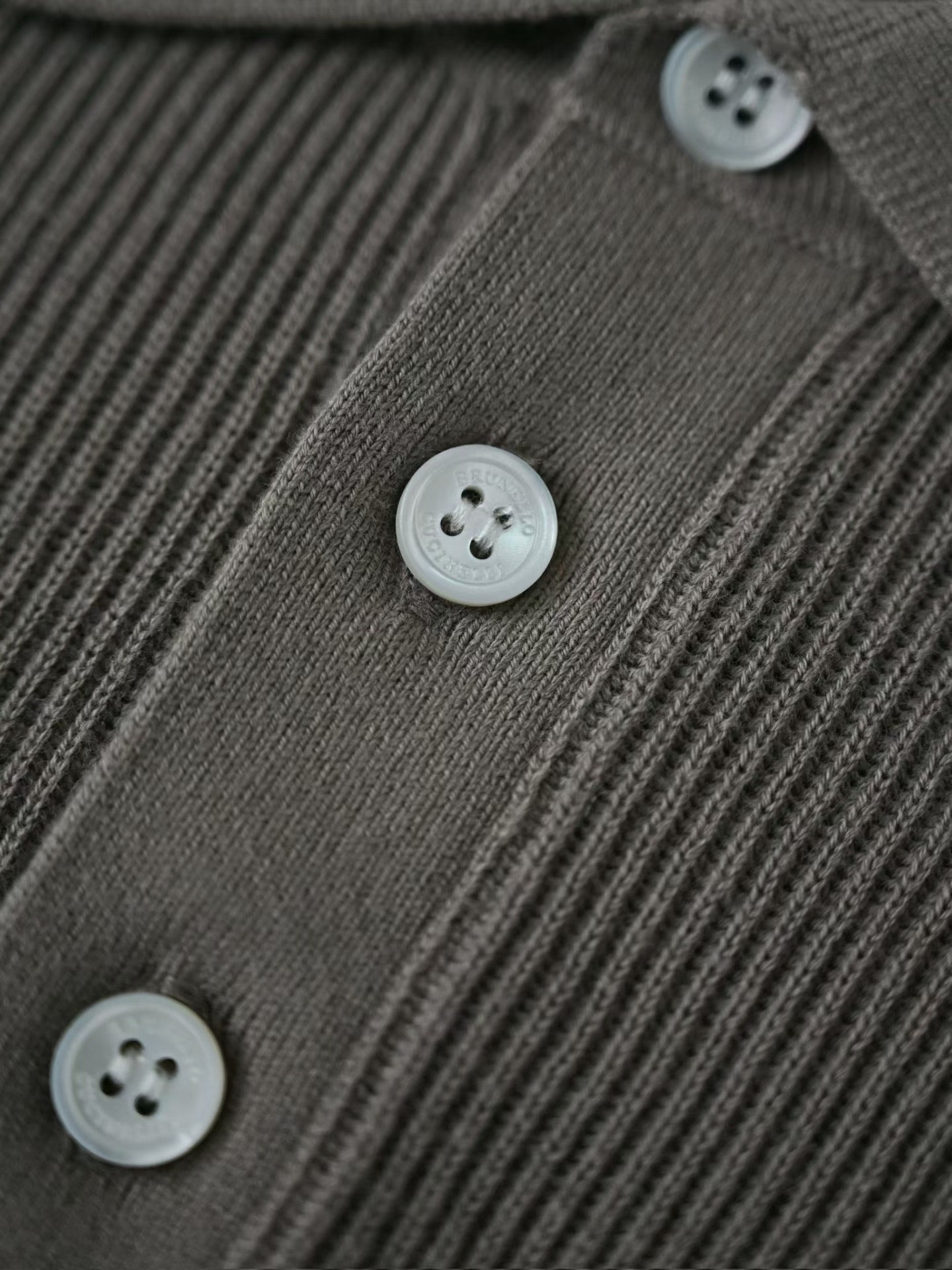 Brunello Cucinelli – Edles Strick Poloshirt in Braun/Schlamm aus feiner Baumwolle