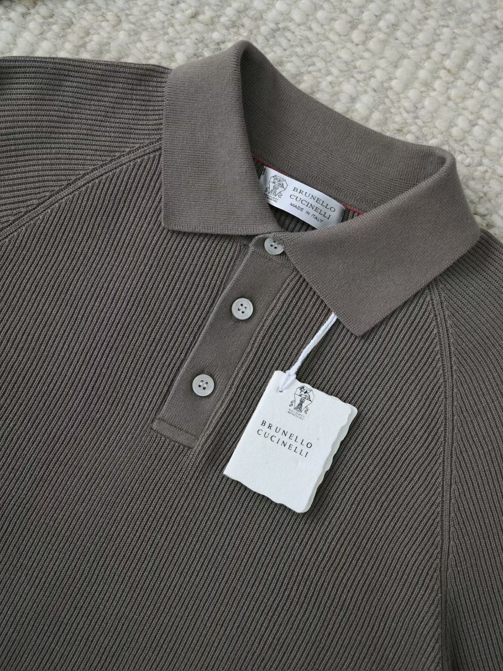 Brunello Cucinelli – Edles Strick Poloshirt in Braun/Schlamm aus feiner Baumwolle