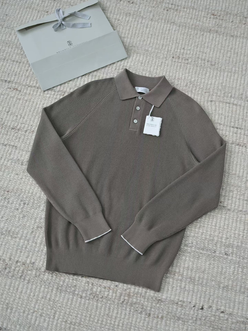 Brunello Cucinelli – Edles Strick Poloshirt in Braun/Schlamm aus feiner Baumwolle