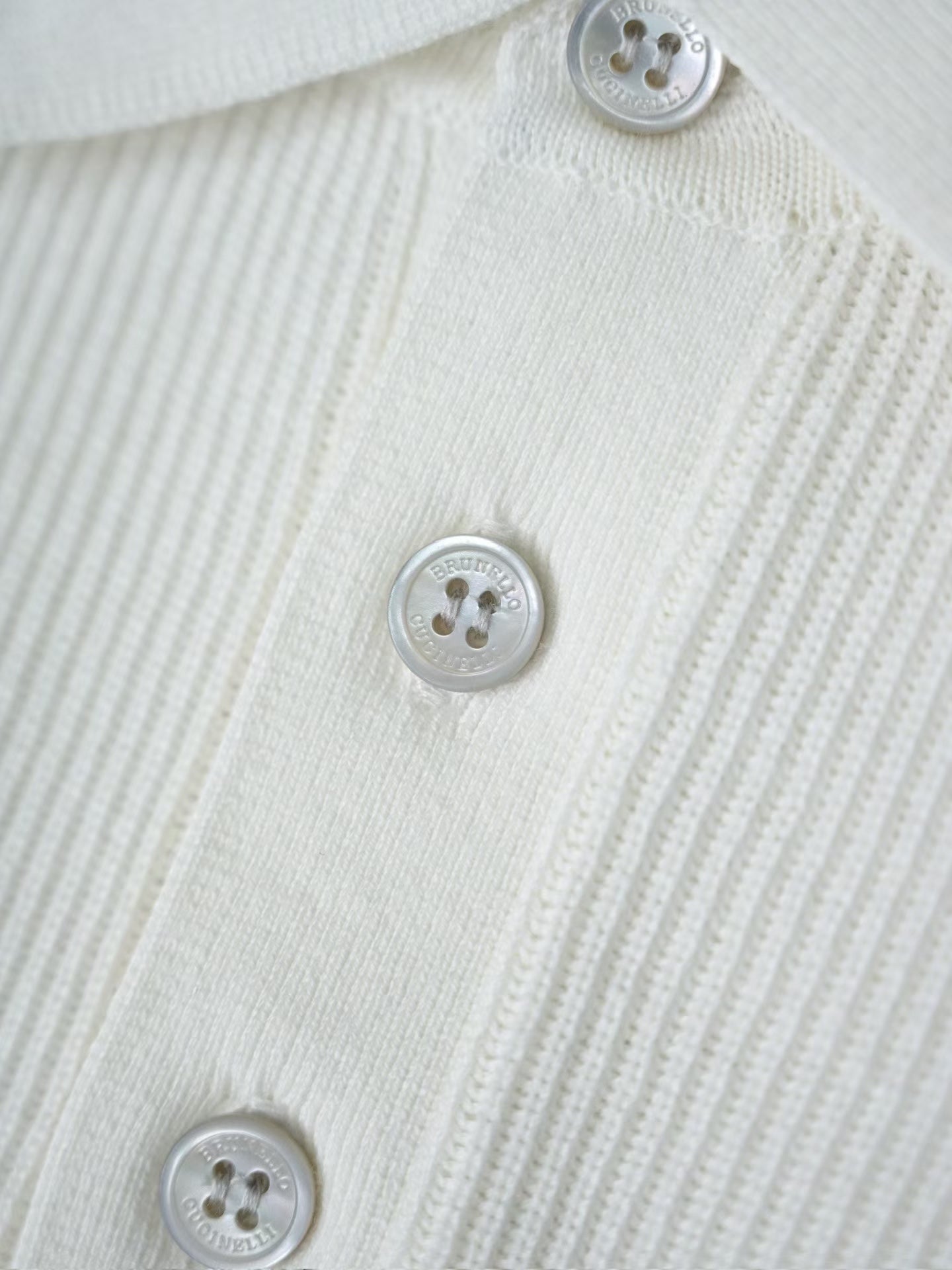 Brunello Cucinelli – Luxurioeses Strick Poloshirt in Weiss aus feiner Baumwolle