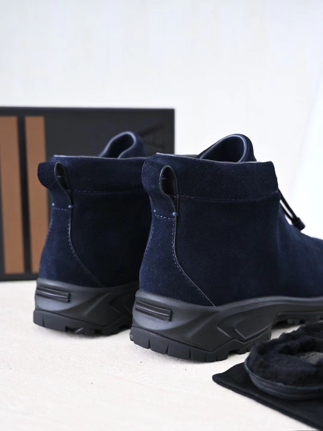 Zegna – Luxurioese Wildleder Boots in Dunkelblau mit robuster Profilsohle