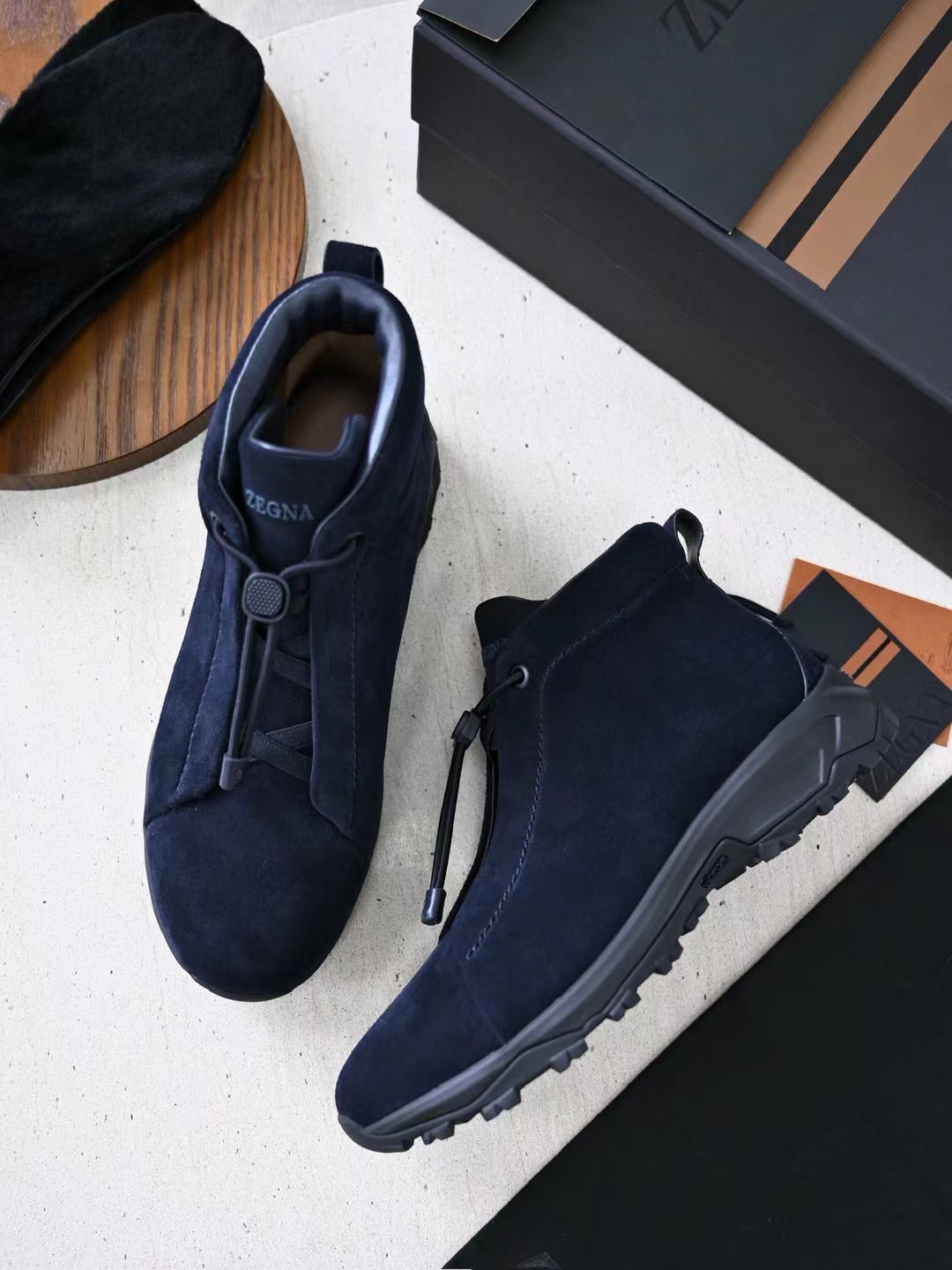 Zegna – Luxurioese Wildleder Boots in Dunkelblau mit robuster Profilsohle