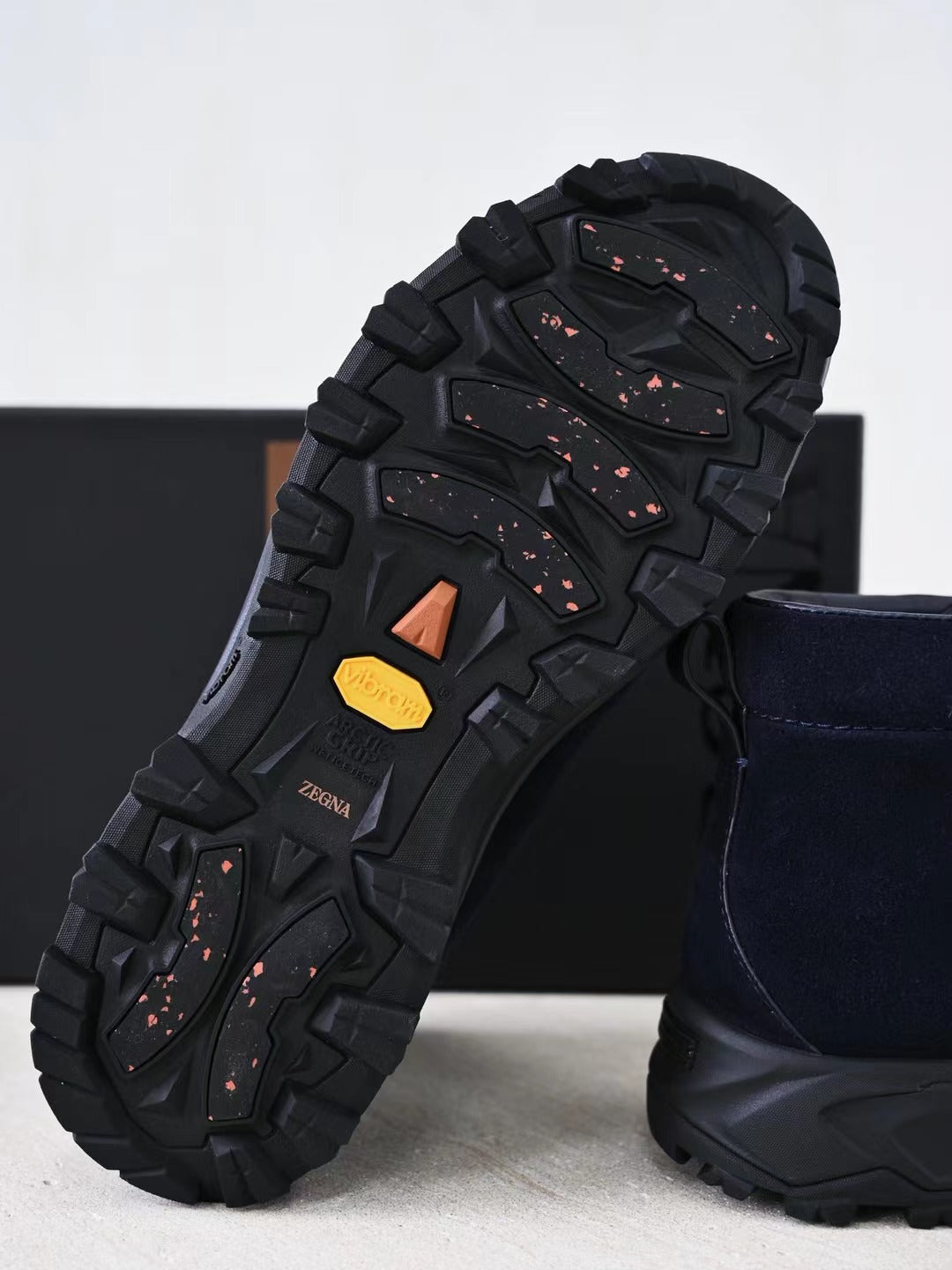 Zegna – Luxurioese Wildleder Boots in Dunkelblau mit robuster Profilsohle