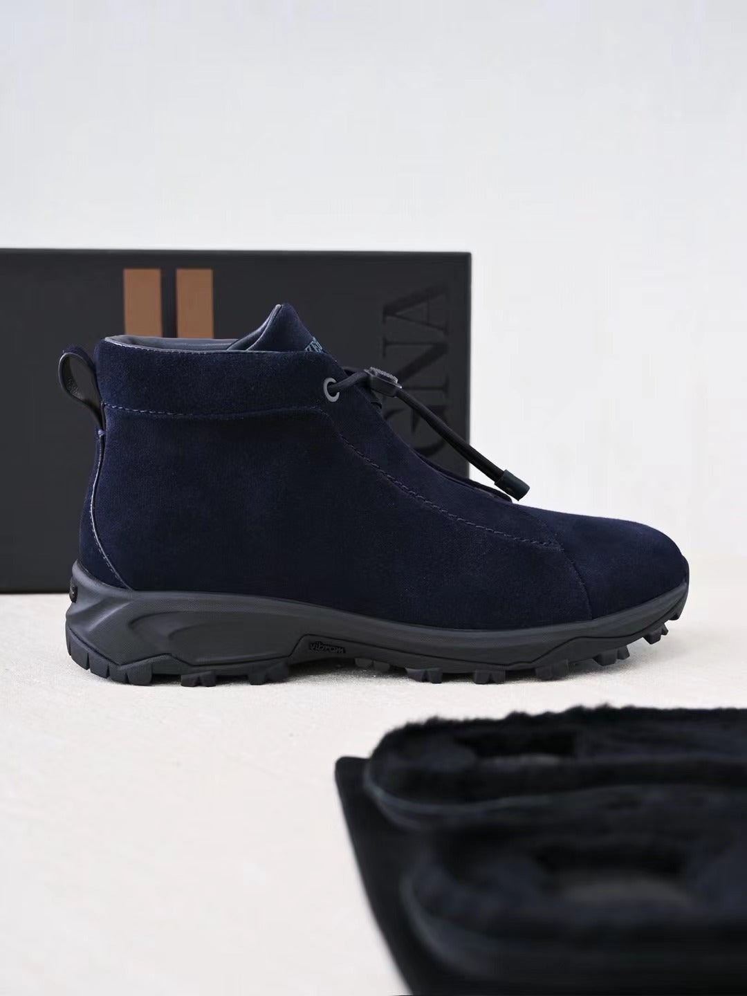Zegna – Luxurioese Wildleder Boots in Dunkelblau mit robuster Profilsohle