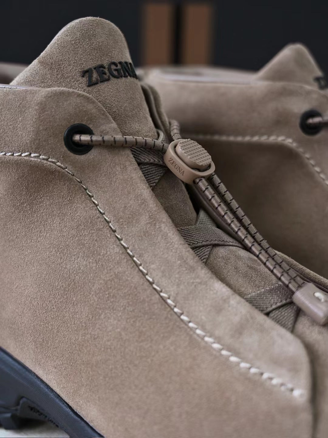 Zegna – Exklusive Wildleder Boots in Sand/Taupe mit robuster Profilsohle