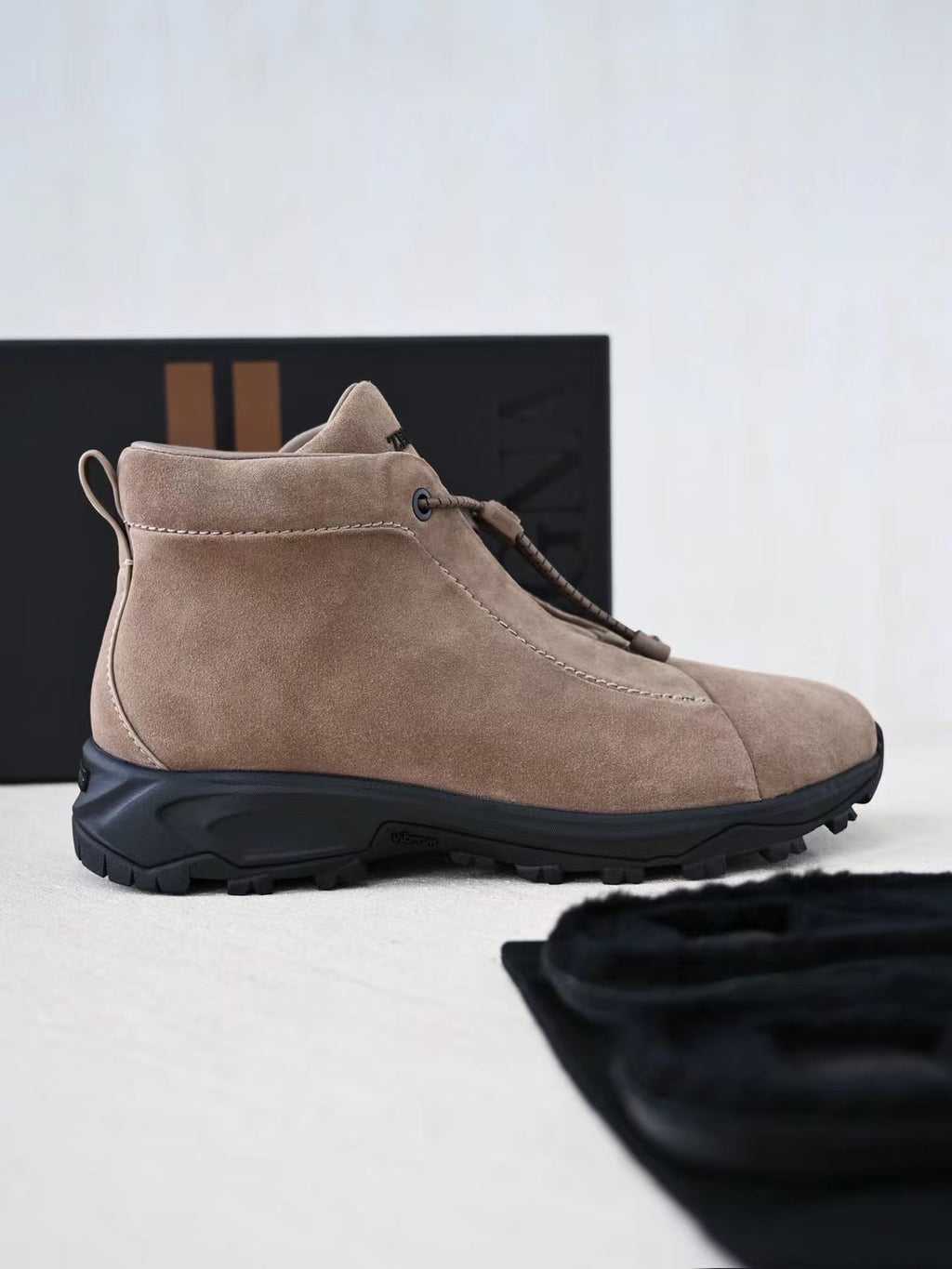 Zegna – Exklusive Wildleder Boots in Sand/Taupe mit robuster Profilsohle