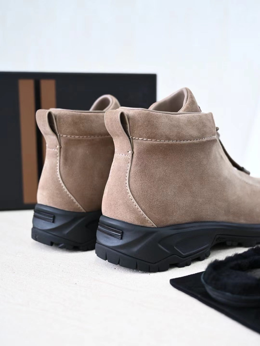 Zegna – Exklusive Wildleder Boots in Sand/Taupe mit robuster Profilsohle