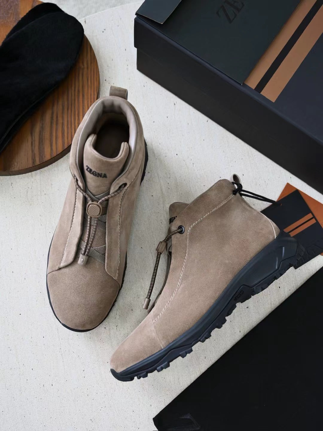 Zegna – Exklusive Wildleder Boots in Sand/Taupe mit robuster Profilsohle