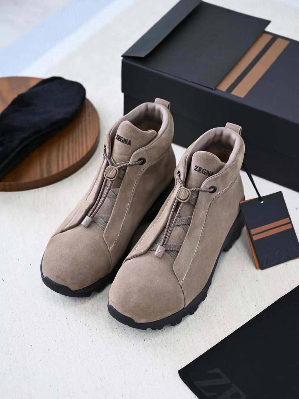 Zegna – Exklusive Wildleder Boots in Sand/Taupe mit robuster Profilsohle