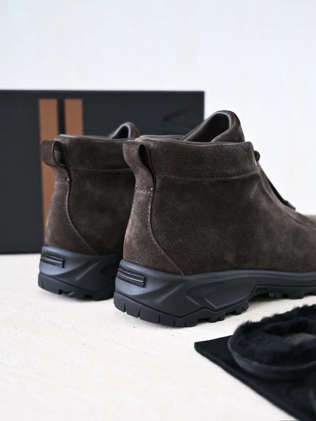 Zegna – Hochwertige Wildleder Boots in Dunkeloliv mit robuster Profilsohle