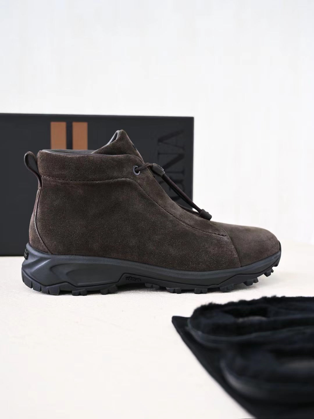 Zegna – Hochwertige Wildleder Boots in Dunkeloliv mit robuster Profilsohle
