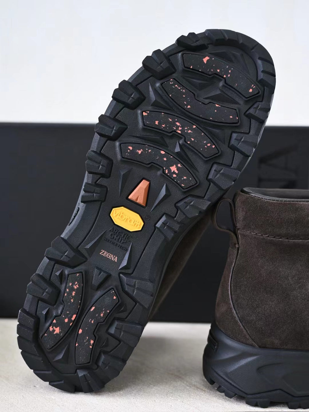 Zegna – Hochwertige Wildleder Boots in Dunkeloliv mit robuster Profilsohle