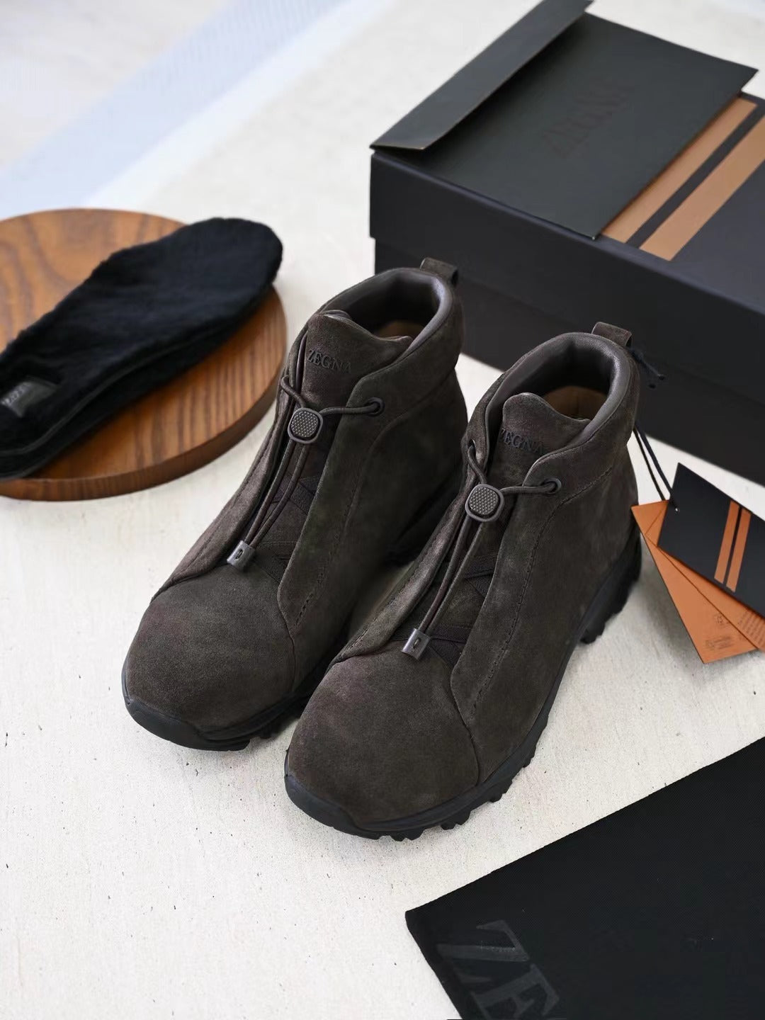 Zegna – Hochwertige Wildleder Boots in Dunkeloliv mit robuster Profilsohle