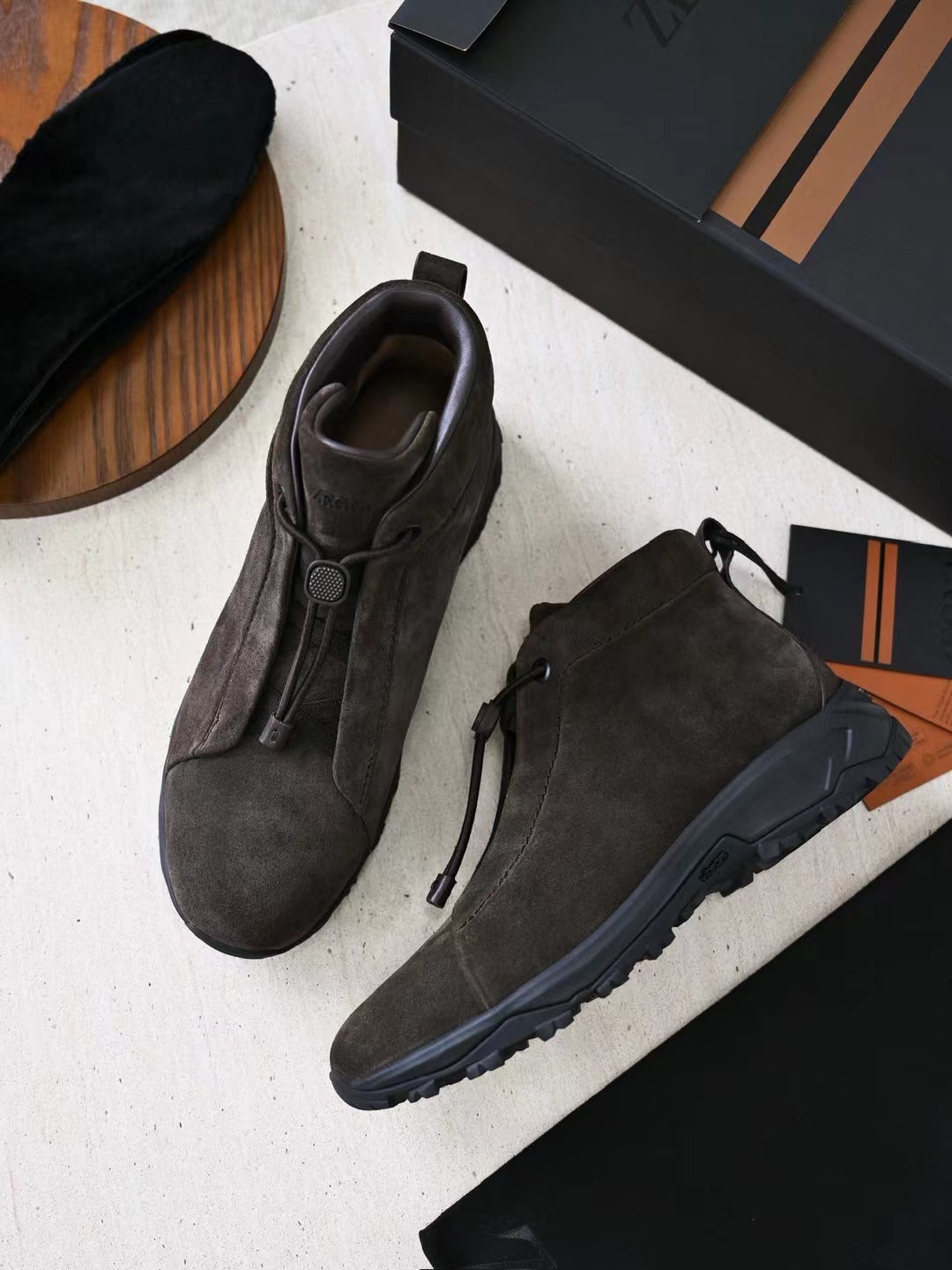 Zegna – Hochwertige Wildleder Boots in Dunkeloliv mit robuster Profilsohle