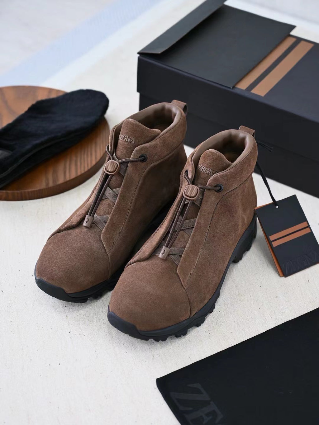 Zegna – Premium Wildleder Boots in Hellbraun mit robuster Profilsohle