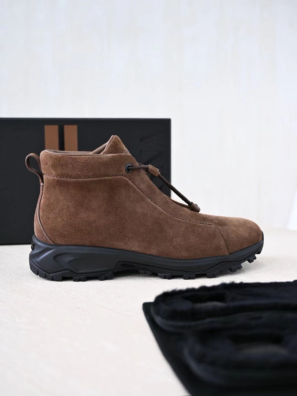 Zegna – Premium Wildleder Boots in Hellbraun mit robuster Profilsohle