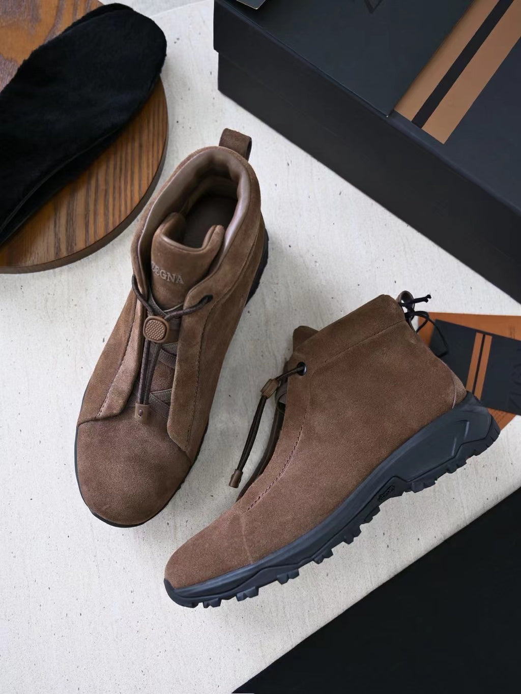 Zegna – Premium Wildleder Boots in Hellbraun mit robuster Profilsohle