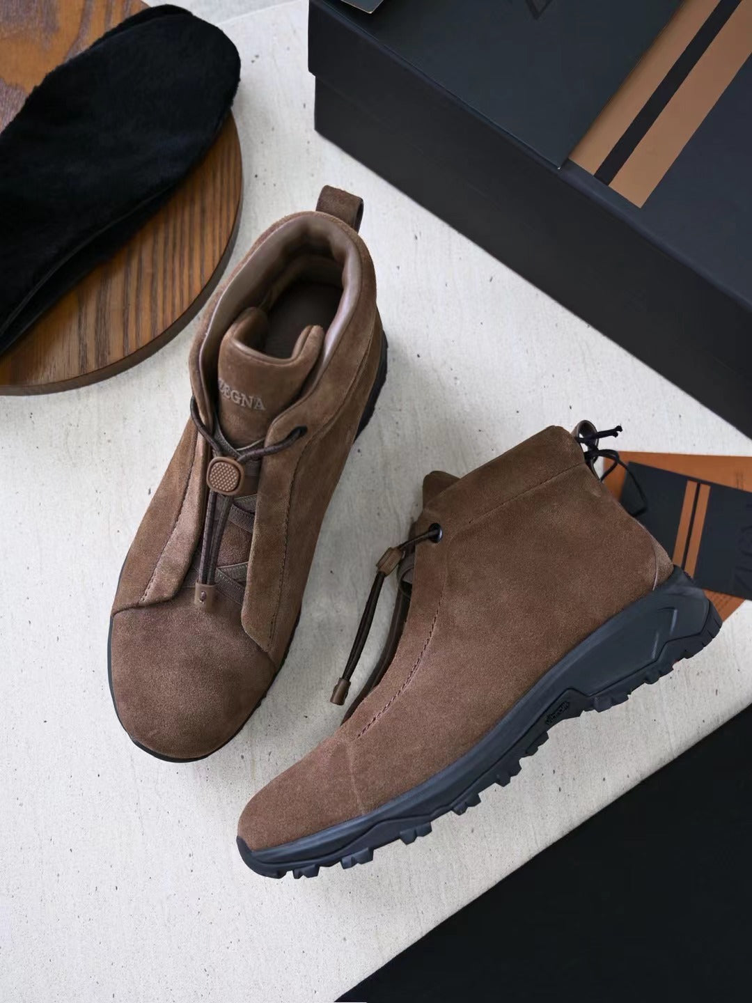 Zegna – Premium Wildleder Boots in Hellbraun mit robuster Profilsohle