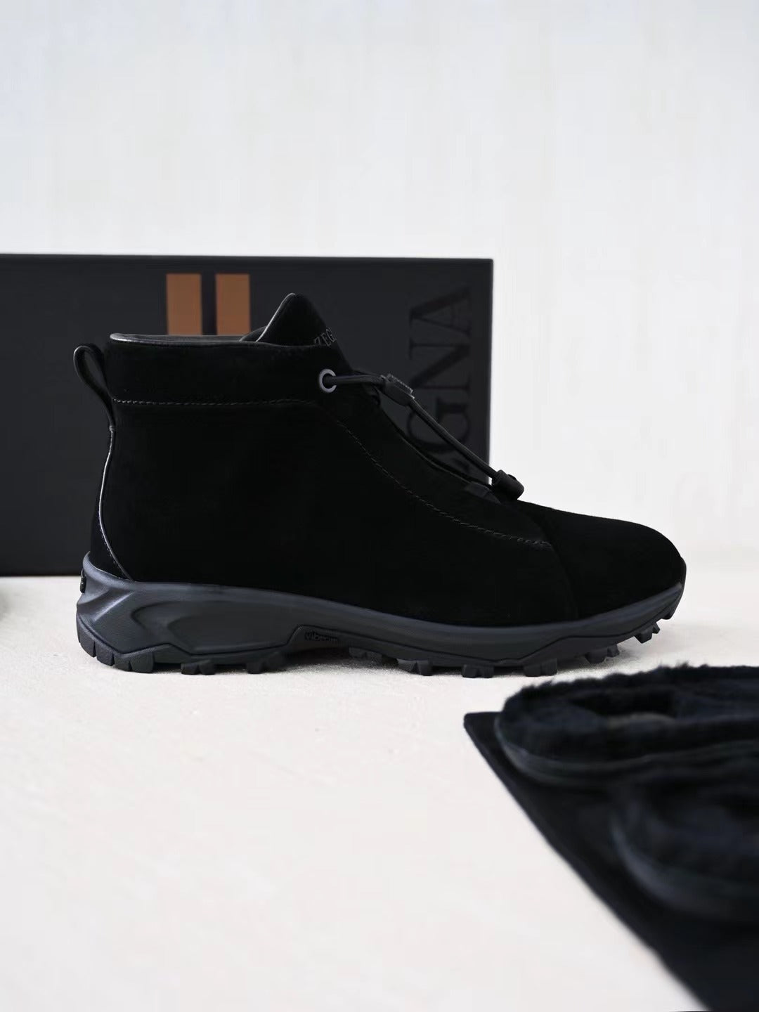 Zegna – Edle Wildleder Boots in Schwarz mit robuster Profilsohle