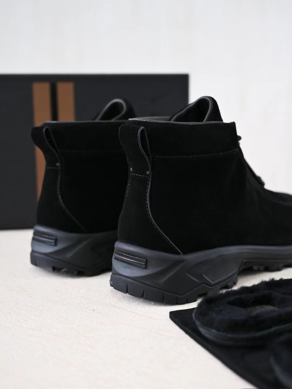 Zegna – Edle Wildleder Boots in Schwarz mit robuster Profilsohle