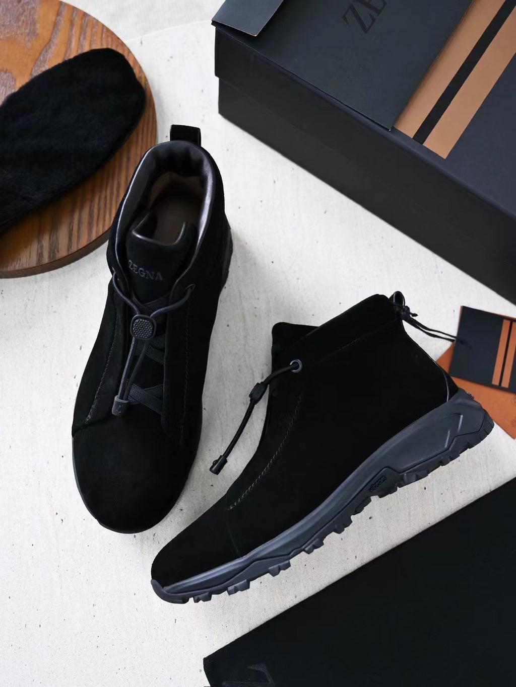 Zegna – Edle Wildleder Boots in Schwarz mit robuster Profilsohle