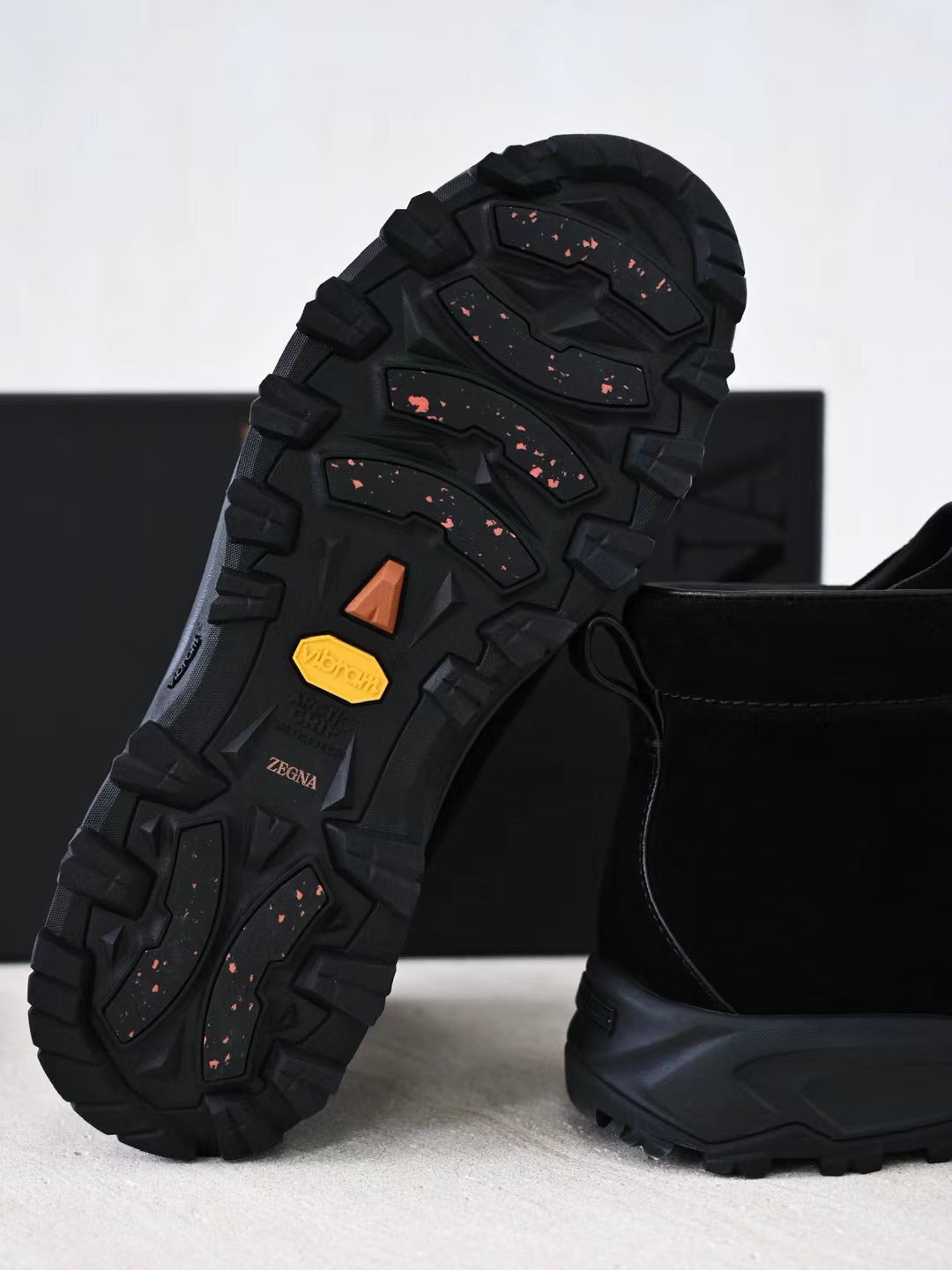 Zegna – Edle Wildleder Boots in Schwarz mit robuster Profilsohle