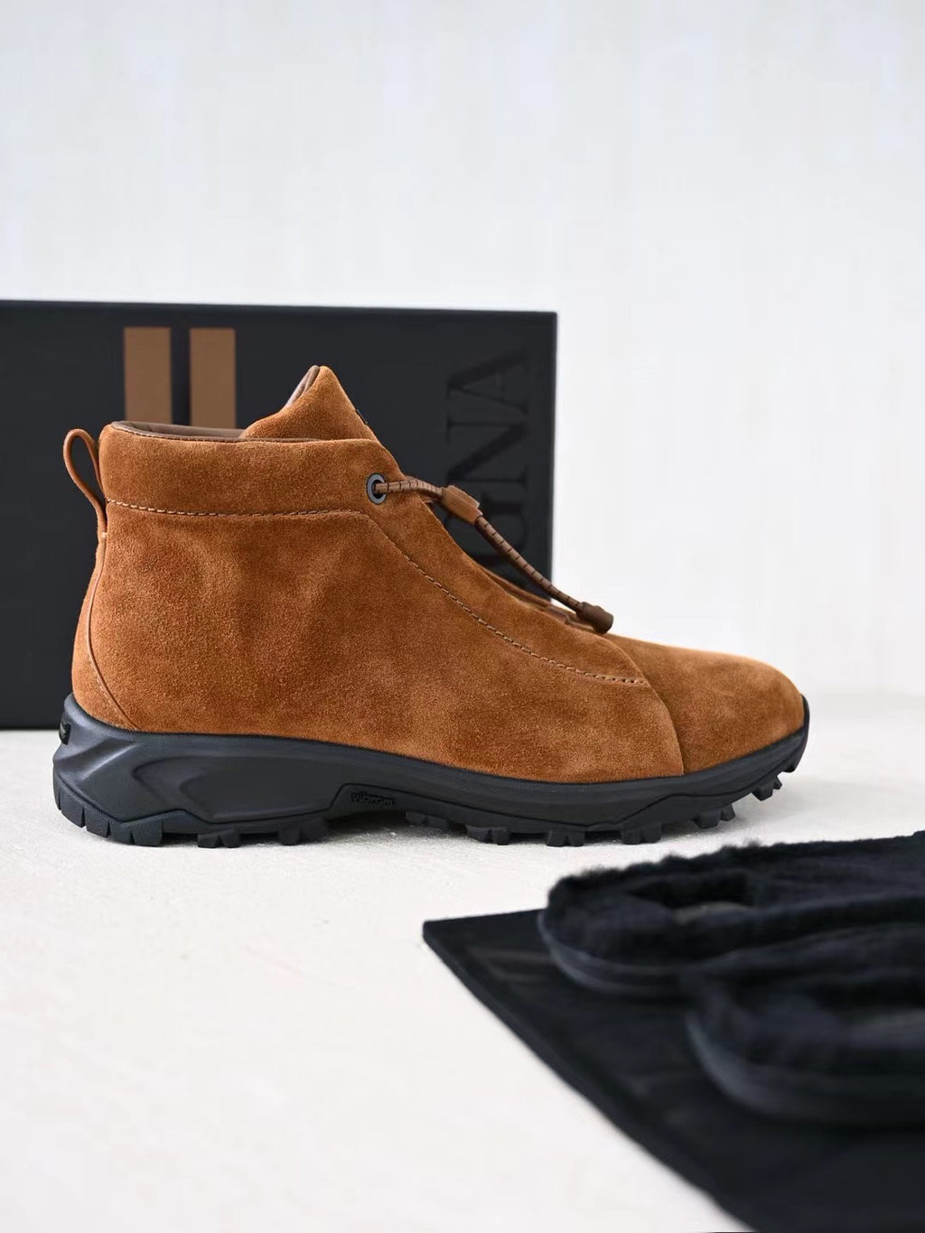 Zegna – Exklusive Wildleder Boots in Mittelbraun mit robuster Profilsohle