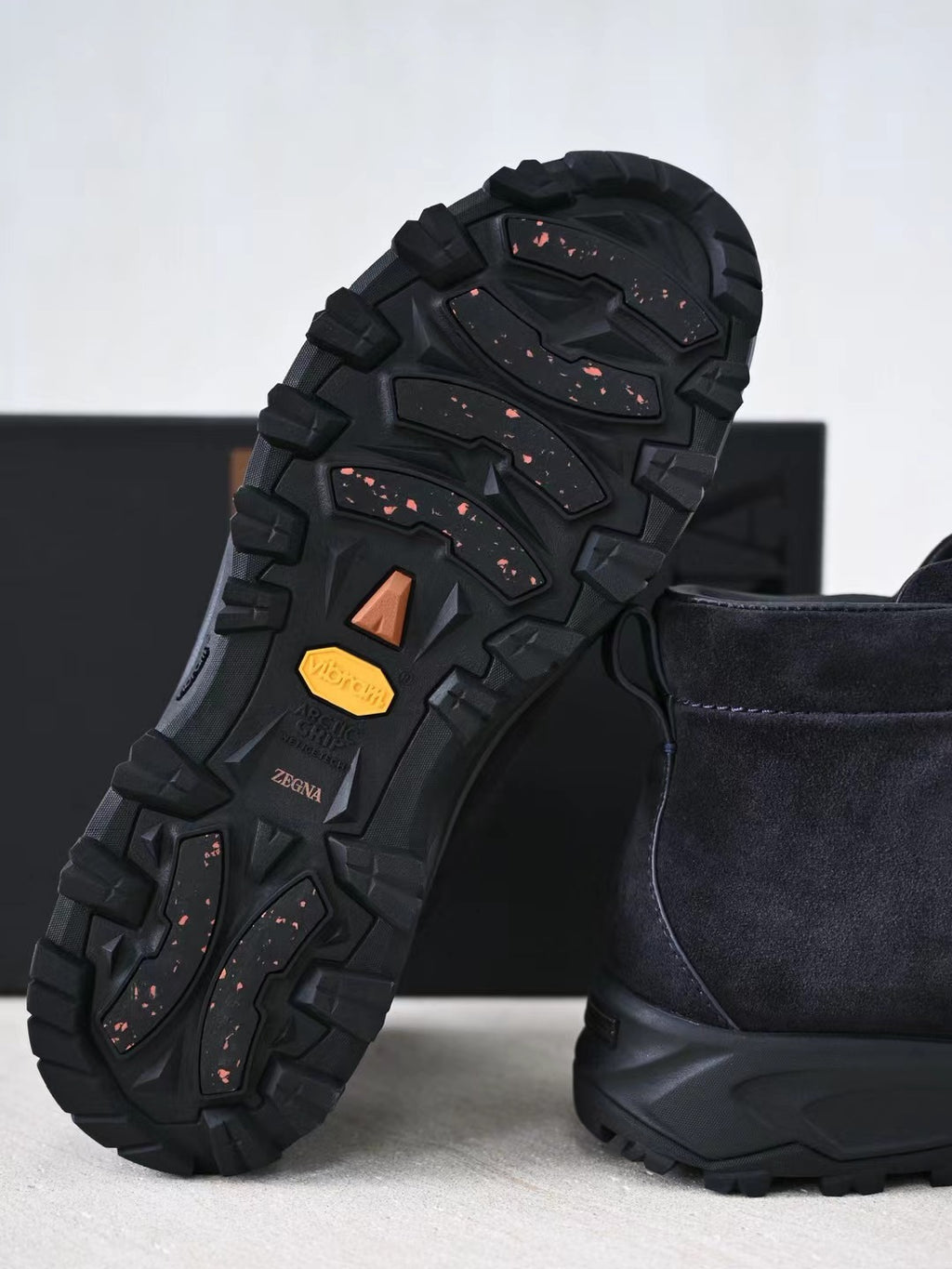 Zegna – Luxurioese Wildleder Boots in Schwarz mit robuster Profilsohle